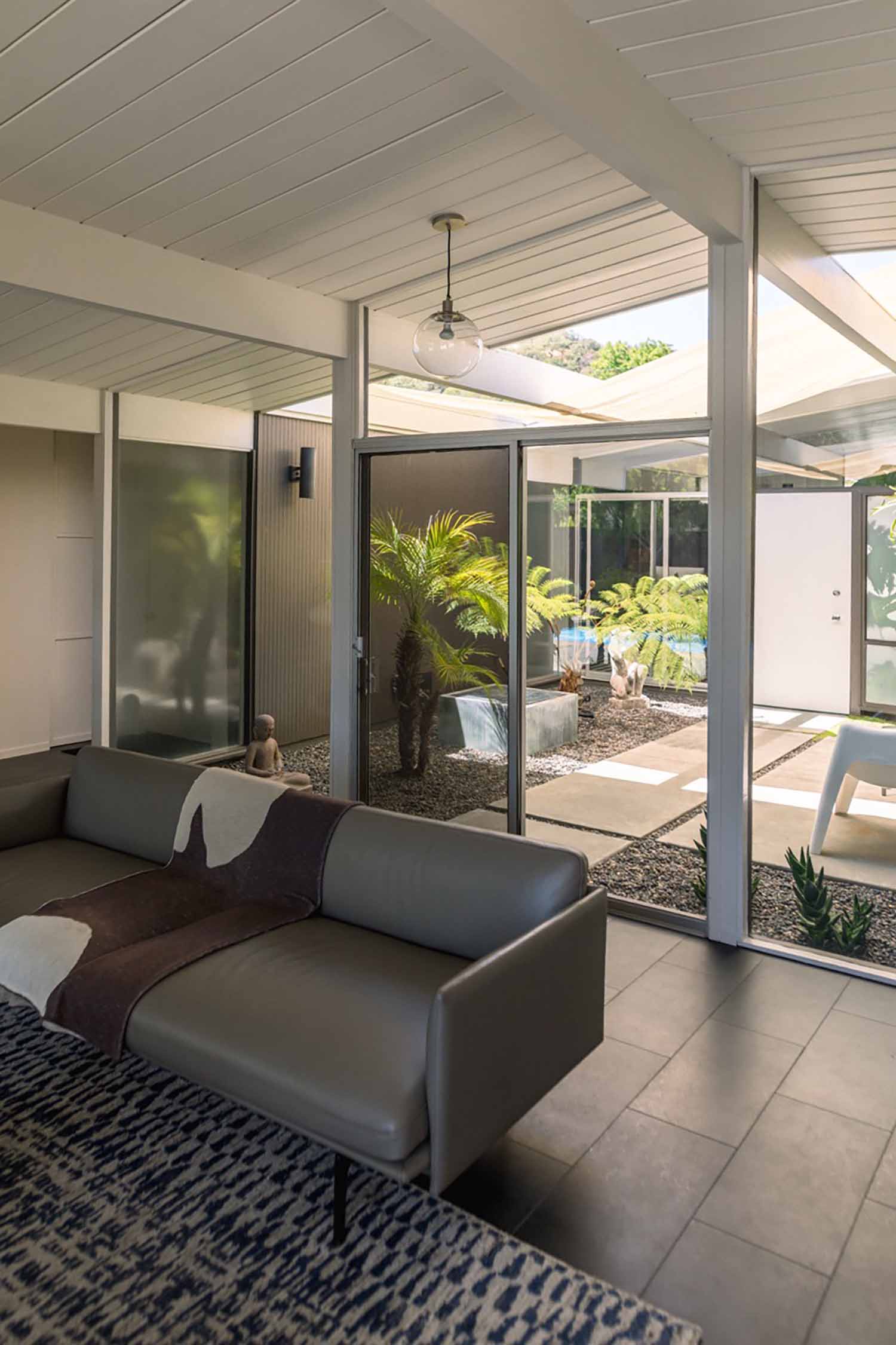 Modern comfort meets efficiency – A stylish mid-century modern living room benefits from 3M™ Sun Control Window Film, reducing heat while preserving natural light.